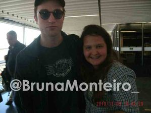 robert pattinson with fan at rio airport