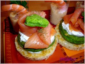 Canapés au saumon et bisccuits d'épinard