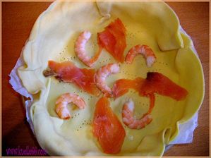 Quiche saumon et crevettes en préparation