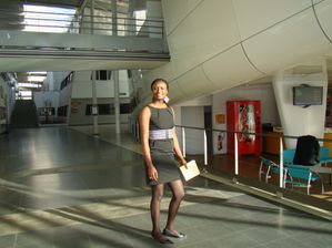 Aminata veille à l'accueil des invités à la Conférence