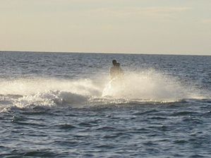 Jetsky et wake surf sur l'une des plages de la piste d'Amborovy