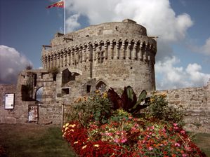 Entree-du-chateau-de-Dinan.JPG