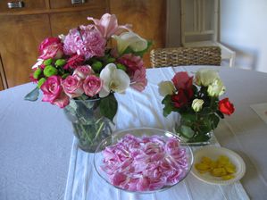 Trois bouquets finissants+roses et arum du jardin Dacoté