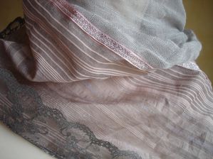 détail écharpe gris rose