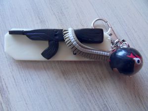 Porte clé thème RAMBO fimo avec mitraillette couteau bandeau et tête kawaï de Rambo + plaque phospho