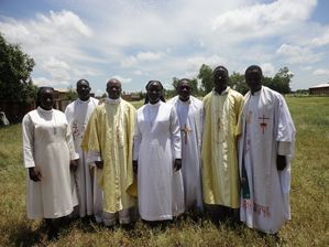 Sr Sandrine et les prêtres le jour de son action de grâce