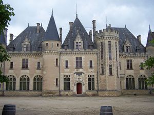 800px-St_Michel_de_Montaigne_Chateau01.jpg