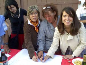 Partage du travail entre Mme Lahargoue (élue adjointe à la culture), Josy Lavoye (Tokia-théâtre), et Christelle Mange (service culturel de la mairie de Mauléon-Licharre) Partage du travail entre Mme Lahargoue (élue adjointe à la culture), Josy Lavoye (Tokia-théâtre), et Christelle Mange (service culturel de la mairie de Mauléon-Licharre)