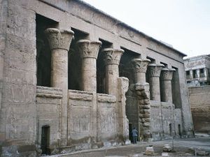 Egypt_Esna_Temple_wikipedia.jpg