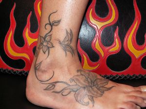 tatouage fleur +tribal cheville