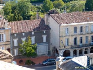 les-arcades-de-la-place-robert-darniche-a_-monsegur.jpg