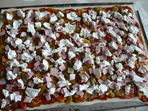 pizza poivrons, jambon, fromages
