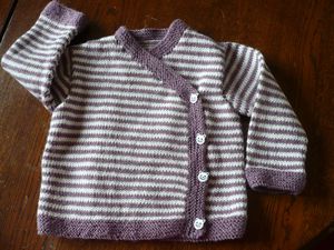 un cache-coeur tricoté en laine Fonty pour bébé fille 6 mois et