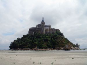 800px-Mont-Saint-Michel depuis la mer