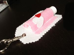 porte-stick-levre-feutrine-coeur-rose.JPG