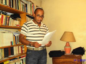 MAB-Elhad-devant-sa-bibliotheque.JPG
