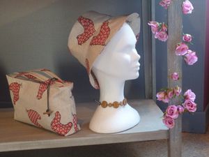 Chapeau et petits sacs assortis