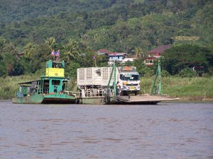 0217.Ferry pour traverser le Mekong