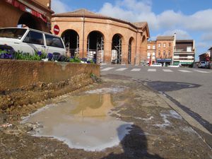 etat-trottoir-public-a-deux-pas-de-la-halle--.JPG