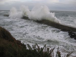 363 cr Violence vagues jetée GR34 RD