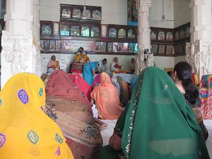 DANS LE TEMPLE COTE FEMME