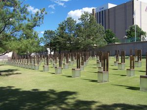 Oklaoma city mémorial chaises des disparus 033