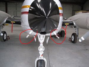2 pitots a l'avant d'un bimoteur pito-bimoteur.jpg