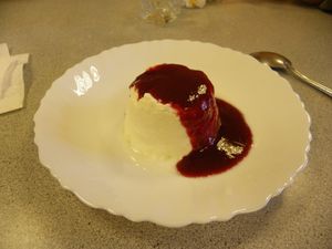 Faisselle et coulis de fruits rouges
