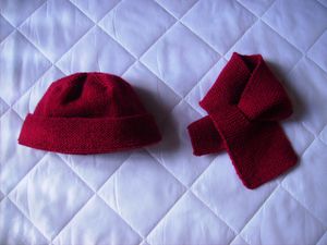 bonnet-rouge-12-18-mois-avec-echarpe-04-10-2012-003.jpg