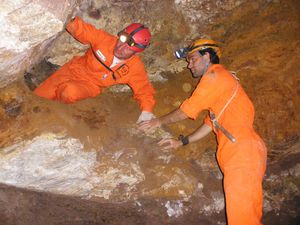 Claudio y Rubén, explorando cueva Primitiva