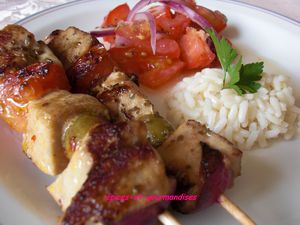 petites brochettes de thon aux olives et tomates C1891.jpg
