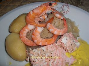 choucroute de la mer au saumon et crevettes sauce safranée C0472.jpg