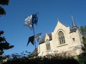 sanctuaire et ciel bleu