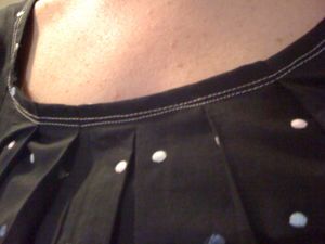 robe noire à pois (détail)