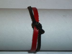 bracelet--rouge-noeud-noir.jpg