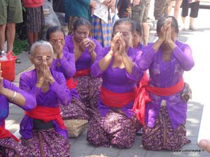 01-Bali cérémonie des funérailles famille royale d'Ubud
