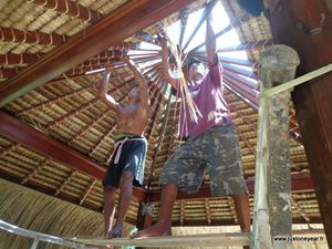 05-Bali 3 Fabrication d'un toit de chaume de riz (8)