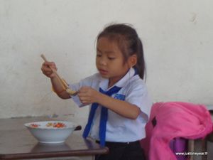 Vientiane,Janvier 2014, déjeuner à l'école (5)