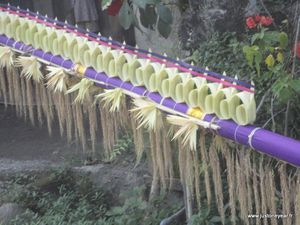 Bali,Galungan,confection d'un Penjor,Ubud,Indonés-copie-2
