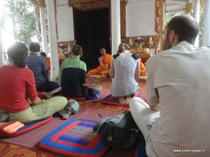 Meditation-au-temple-Vientiane-Fevrier-2013.JPG