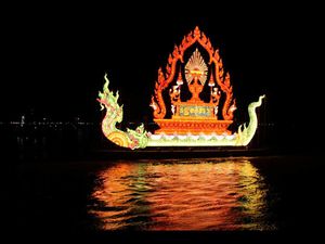 Defile de bateaux sur le Tonle Sap