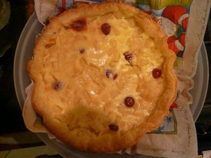 Tarte à l'ananas et aux cerises confites 640x480
