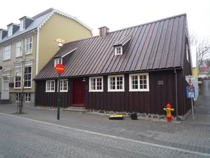 100