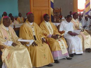 Ordination épiscopale Tenkodogo.L'évêque sur son trone