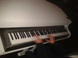 le clavier numerique en place dans le piano en carton