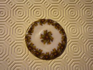 24-pendentif-marron-et-blanc.jpg