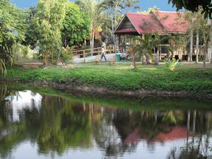 bungalow_outside_4.jpg