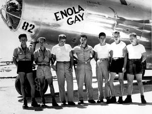 800px-B-29_Enola_Gay_w_Crews.jpg