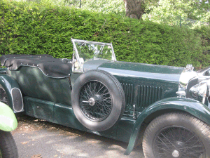 Exposition de voitures anciennes luxueuses