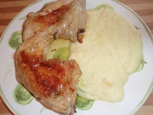 pollo-al-ajillo-con-pure-de-patatas.JPG